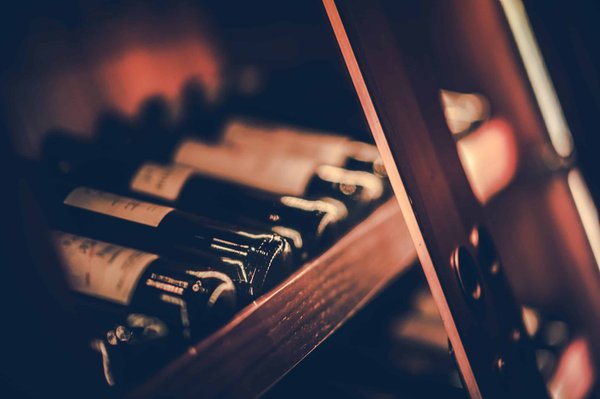Quelles différences entre une cave à vin et un caviste à Lyon ?